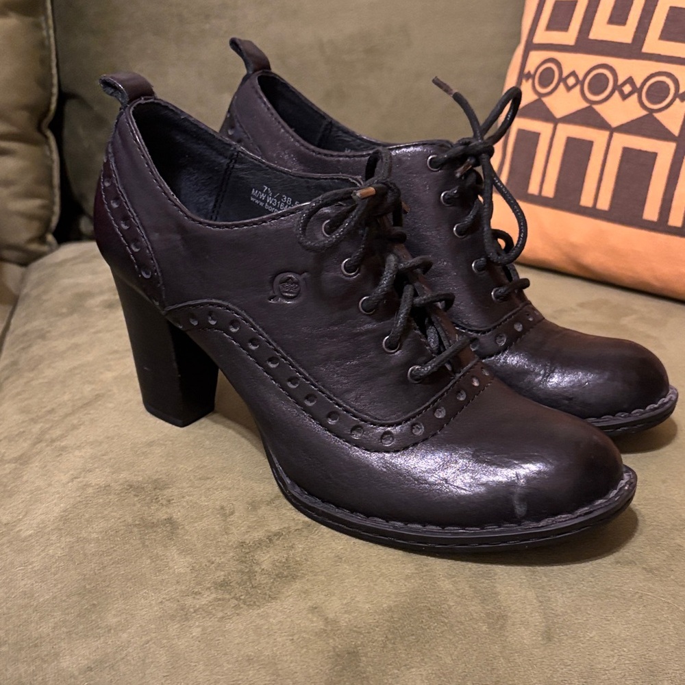 Born women’s heeled Oxford 7.5